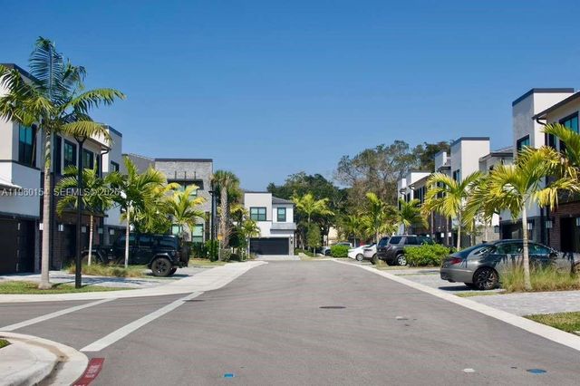 8352 NW 7th Pl, Plantation, FL 33324