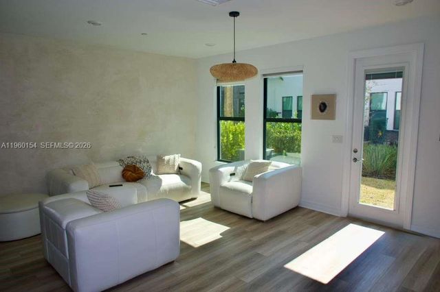 8352 NW 7th Pl, Plantation, FL 33324