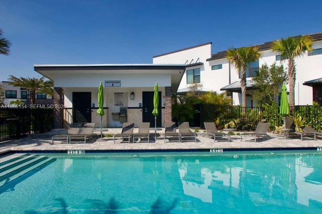 8352 NW 7th Pl, Plantation, FL 33324