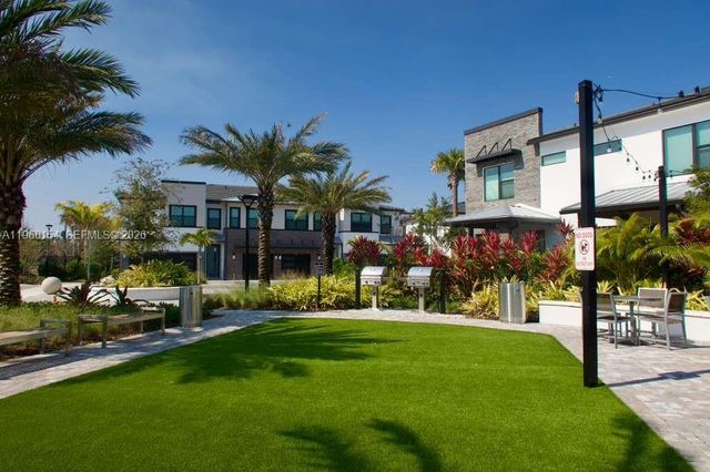 8352 NW 7th Pl, Plantation, FL 33324