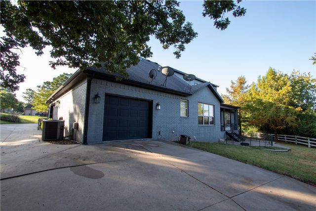 3243 N Blue Star Drive, Fayetteville, AR 72703