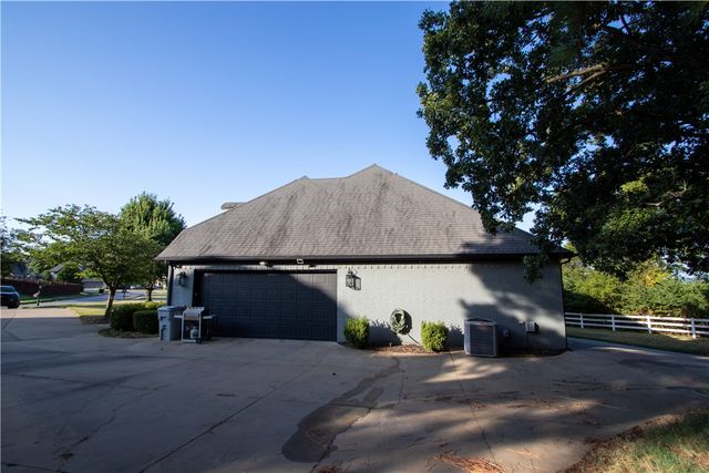 3243 N Blue Star Drive, Fayetteville, AR 72703