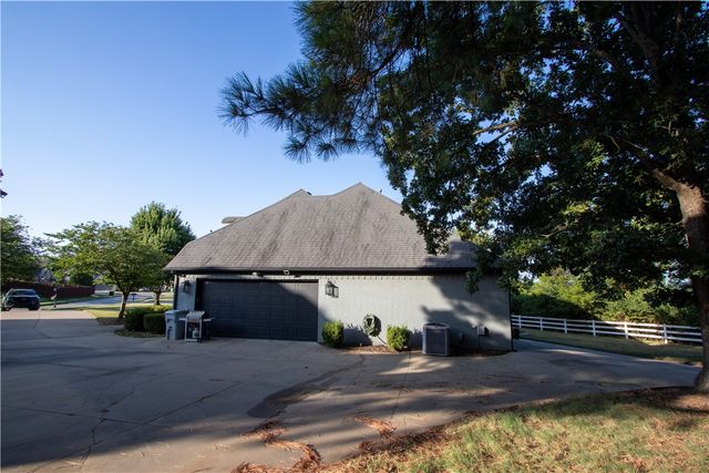 3243 N Blue Star Drive, Fayetteville, AR 72703
