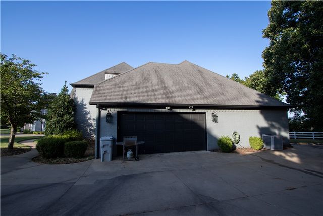 3243 N Blue Star Drive, Fayetteville, AR 72703