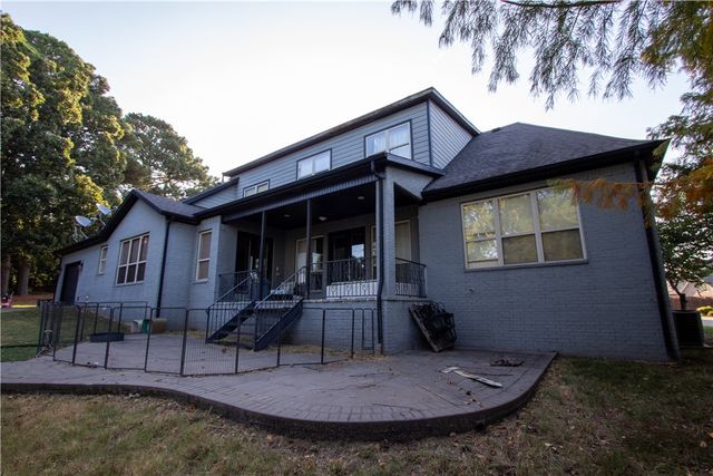 3243 N Blue Star Drive, Fayetteville, AR 72703