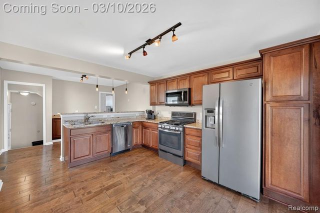 438 W Brockton Avenue, Madison Heights, MI 48071