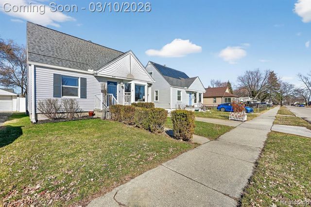 438 W Brockton Avenue, Madison Heights, MI 48071