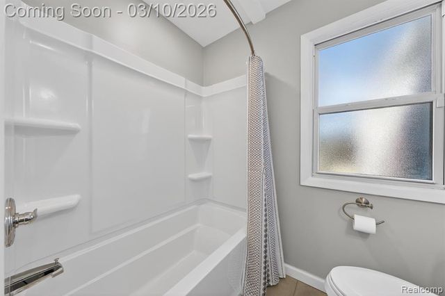 438 W Brockton Avenue, Madison Heights, MI 48071