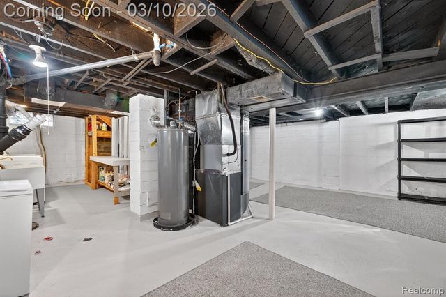 438 W Brockton Avenue, Madison Heights, MI 48071