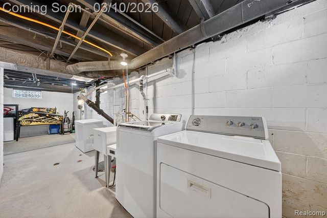 438 W Brockton Avenue, Madison Heights, MI 48071