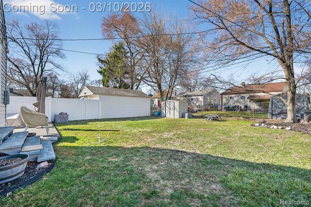 438 W Brockton Avenue, Madison Heights, MI 48071
