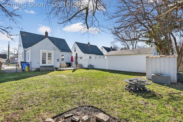 438 W Brockton Avenue, Madison Heights, MI 48071