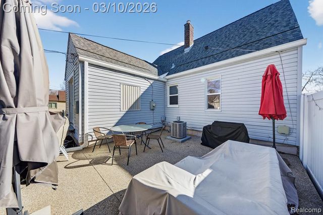 438 W Brockton Avenue, Madison Heights, MI 48071