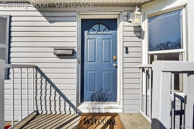 438 W Brockton Avenue, Madison Heights, MI 48071
