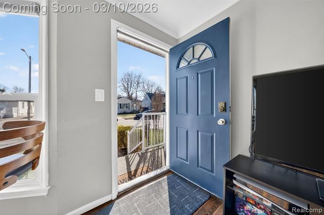 438 W Brockton Avenue, Madison Heights, MI 48071