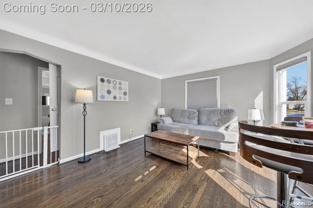 438 W Brockton Avenue, Madison Heights, MI 48071