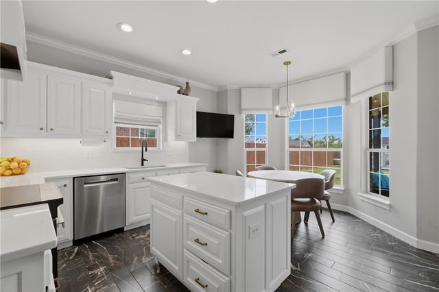 5732 S Chanberry Lane, Rogers, AR 72758