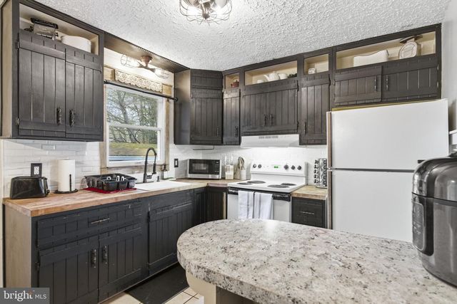 7106 ROBINWOOD DR, Tobyhanna, PA 18466