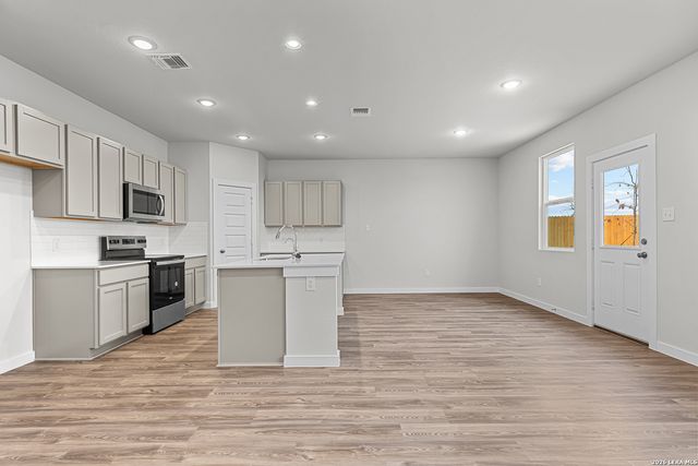 9970 Chavaneaux Lndg, San Antonio, TX 78221