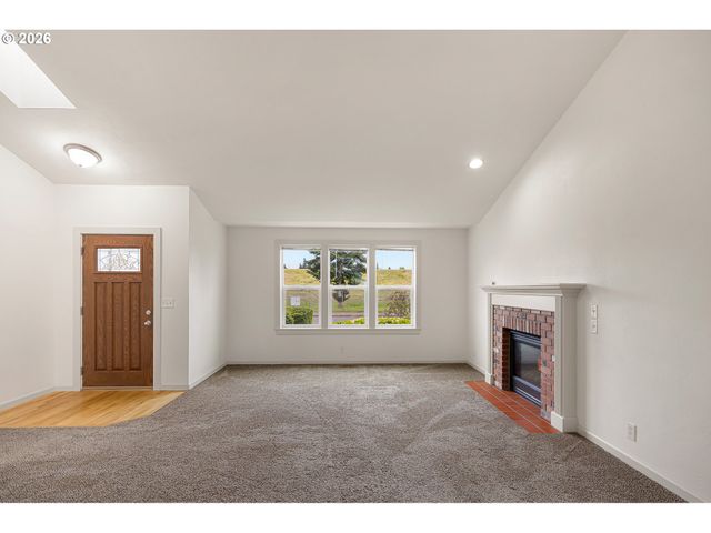 831 GREENWICH Ave, Eugene, OR 97404