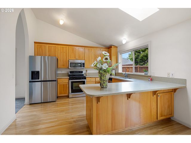 831 GREENWICH Ave, Eugene, OR 97404