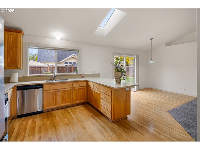 831 GREENWICH Ave, Eugene, OR 97404