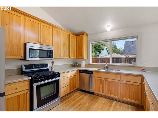 831 GREENWICH Ave, Eugene, OR 97404