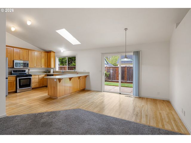 831 GREENWICH Ave, Eugene, OR 97404