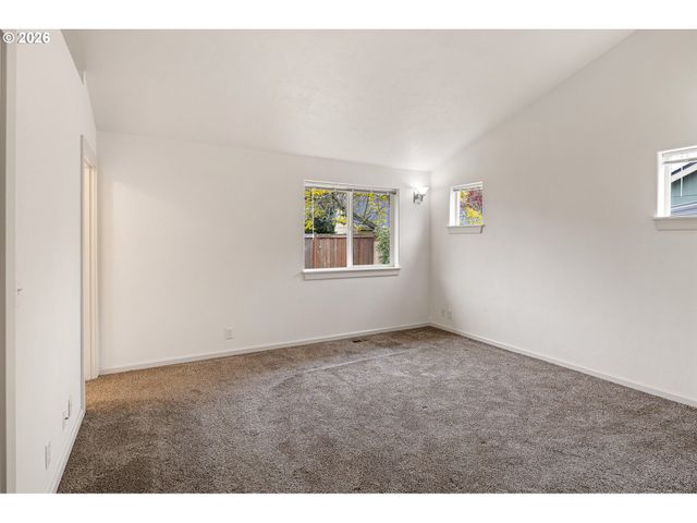 831 GREENWICH Ave, Eugene, OR 97404