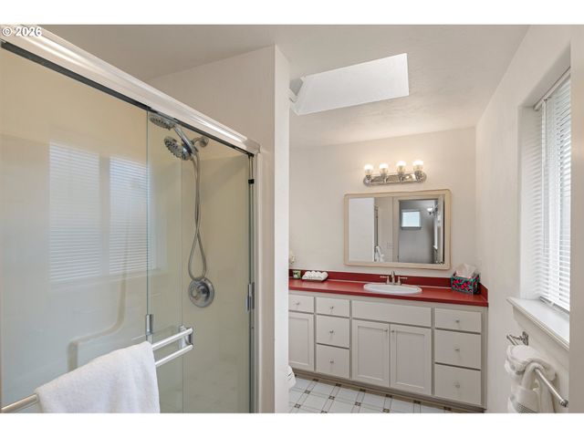 831 GREENWICH Ave, Eugene, OR 97404