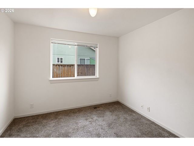 831 GREENWICH Ave, Eugene, OR 97404