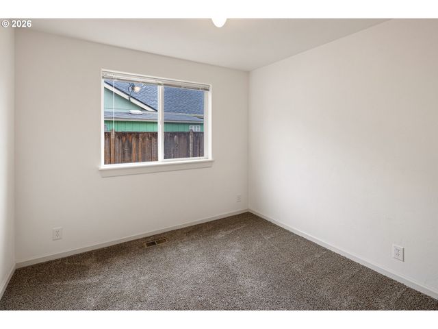 831 GREENWICH Ave, Eugene, OR 97404