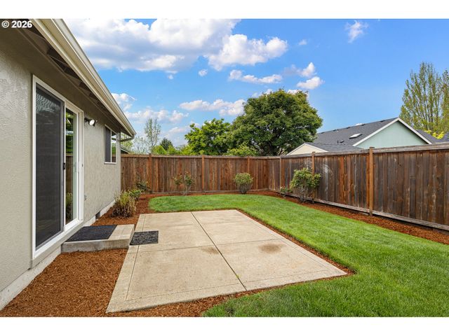 831 GREENWICH Ave, Eugene, OR 97404