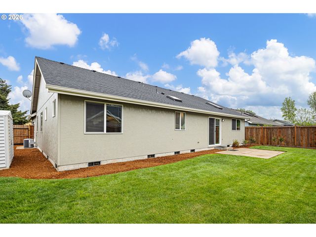 831 GREENWICH Ave, Eugene, OR 97404