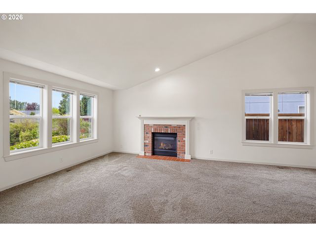 831 GREENWICH Ave, Eugene, OR 97404