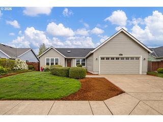 831 GREENWICH Ave, Eugene, OR 97404