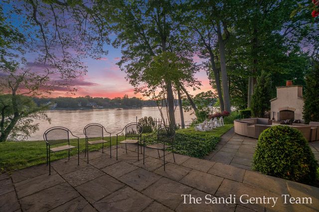 18635 N Fruitport Road, Spring Lake Twp, MI 49456