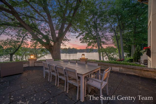 18635 N Fruitport Road, Spring Lake Twp, MI 49456