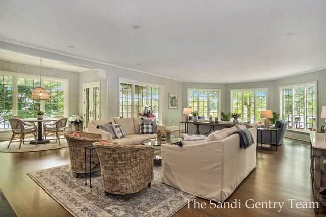 18635 N Fruitport Road, Spring Lake Twp, MI 49456