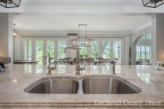 18635 N Fruitport Road, Spring Lake Twp, MI 49456