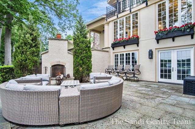 18635 N Fruitport Road, Spring Lake Twp, MI 49456