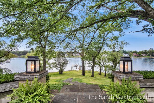 18635 N Fruitport Road, Spring Lake Twp, MI 49456