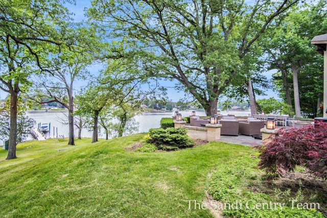 18635 N Fruitport Road, Spring Lake Twp, MI 49456