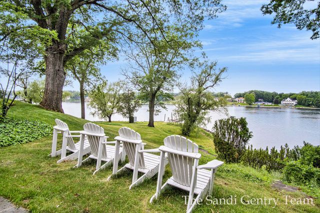 18635 N Fruitport Road, Spring Lake Twp, MI 49456