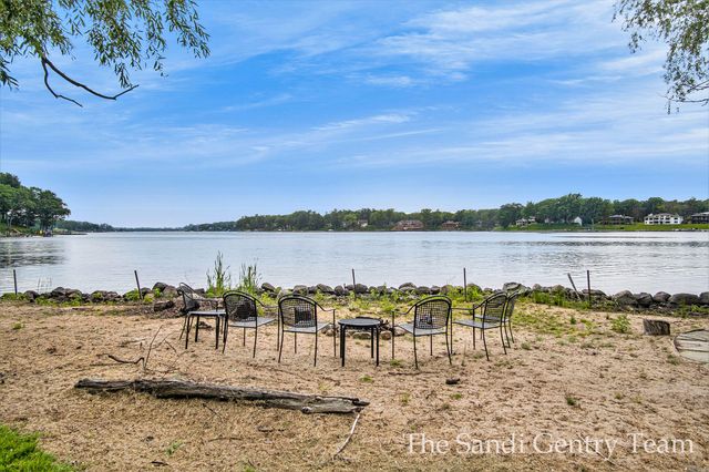 18635 N Fruitport Road, Spring Lake Twp, MI 49456