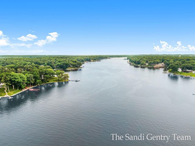 18635 N Fruitport Road, Spring Lake Twp, MI 49456