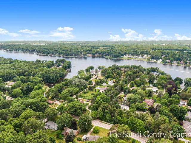 18635 N Fruitport Road, Spring Lake Twp, MI 49456