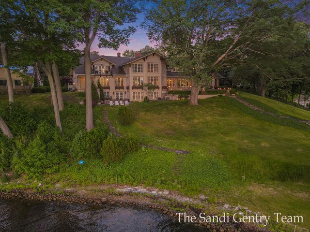 18635 N Fruitport Road, Spring Lake Twp, MI 49456