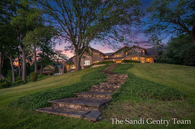 18635 N Fruitport Road, Spring Lake Twp, MI 49456