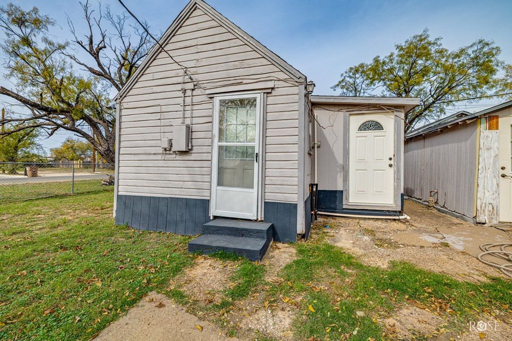 Image 15 of property listing at 226 W Ave M, San Angelo, TX 76903